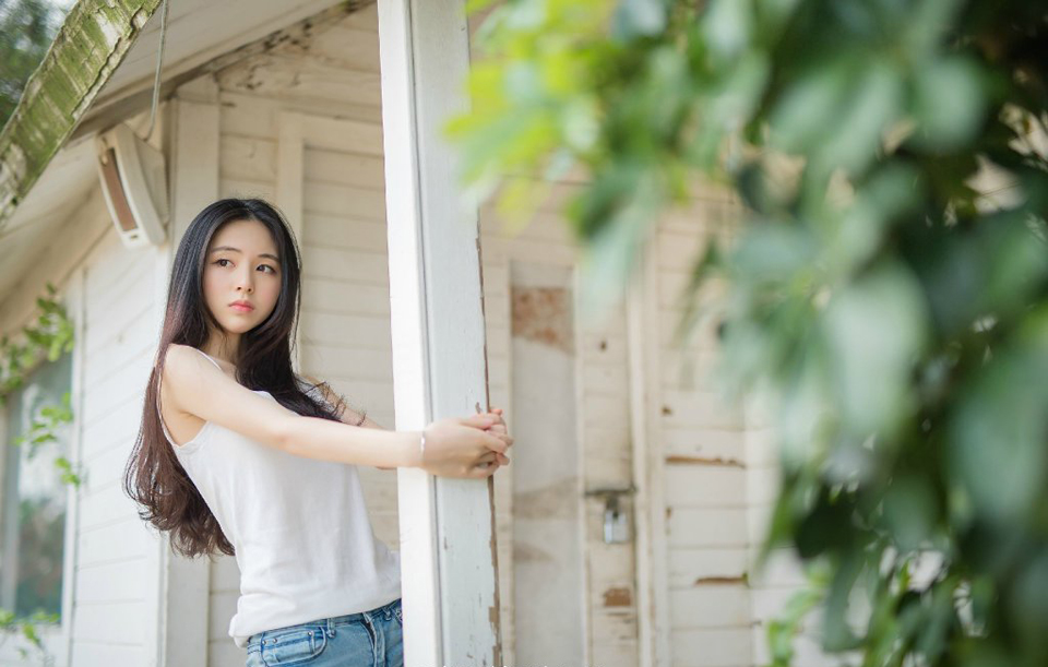 “放肆！”却见被雄阔海派出来保护刘璋的十名骠骑卫见有人竟然胆敢拦路，迅速摘下背上弓弩，随着队率一声令下，一支支弩箭破空而出，只是十人结成的弩阵，却令数十名家奴不能上前，一波接着一波的箭雨射过去，数十名家丁包括那名拦路的士族，甚至连反应都来不及，不到盏茶功夫，连求饶的机会都没有，便尽数倒在血泊之中，无一生还。